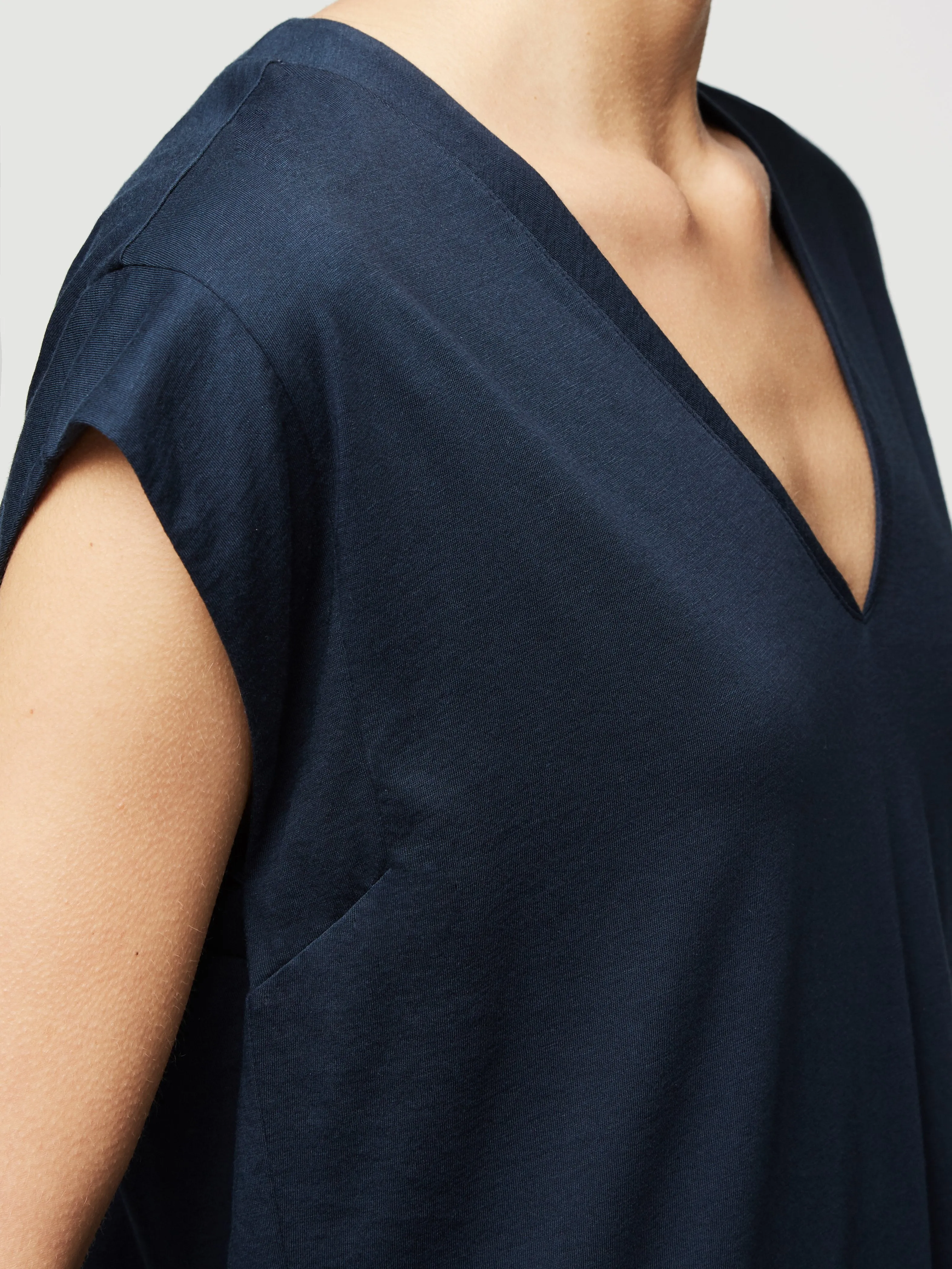 Le Mid Rise V Neck Tee -- Navy