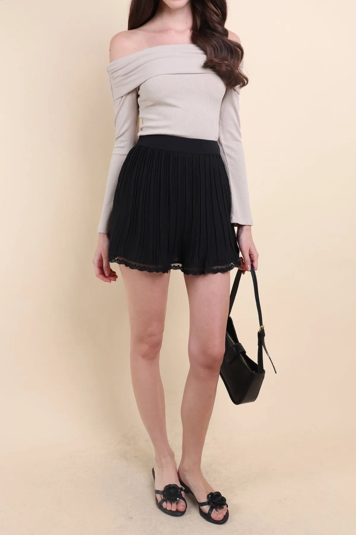 ROSEMARY LACE PLEATED SKORTS IN BLACK